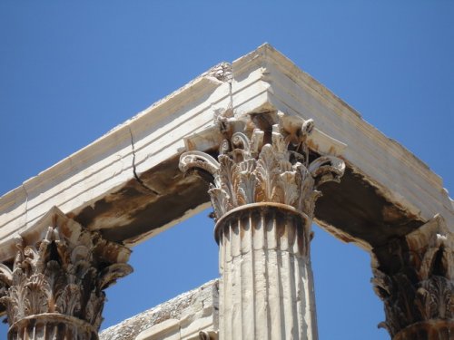 Detalhes da coluna coríntia do Templo de Zeus em Atenas.