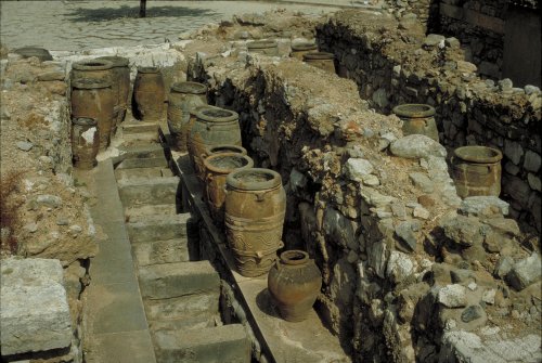 Área de armazenamento na ala oeste do palácio de Cnossos.