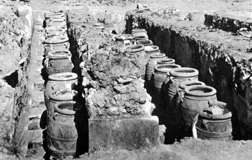 Fotografia de 1901 mostrando uma série salas de armazenamento com gigantescos vasos de cerâmica. Cada um dos vasos podia suportar mais de 132 litros, eram usados para armazenar azeite de oliva, vinho ou grãos.