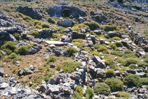 As ruínas do sítio arqueológico de Carfi. Um refúgio nas colinas ao sul do palácio de Mallia, em Creta.