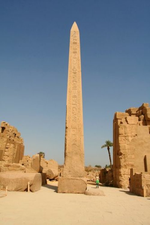 Obelisco da rainha Hatshepsut no complexo de templos de Karnak, Tebas.