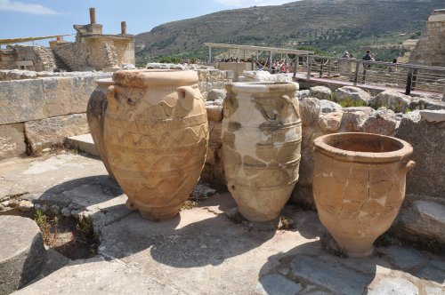 Vasos de cerâmica em exibição no palácio de Cnossos.