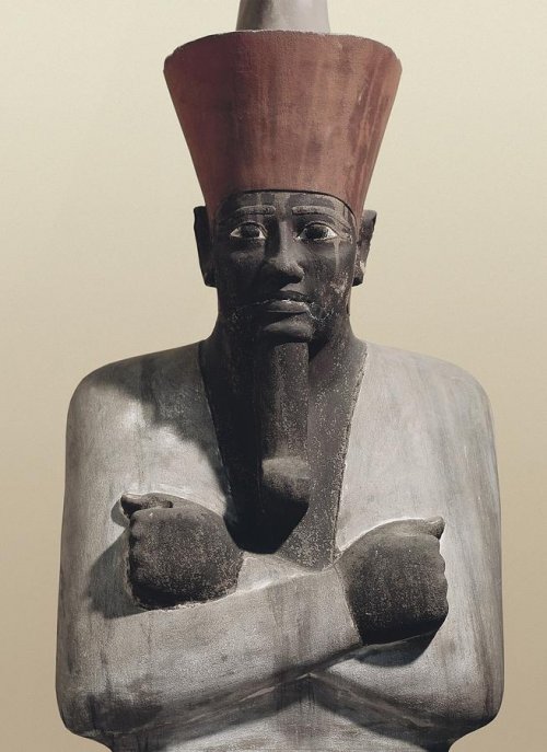 Estátua do faraó Mentuhotep II, que reinou de 2061 a 2010 a.C. Museu do Cairo, Egito.