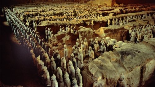 O exército de terracota do mausoléu de Qin Shihuang, primeiro Imperador da China.