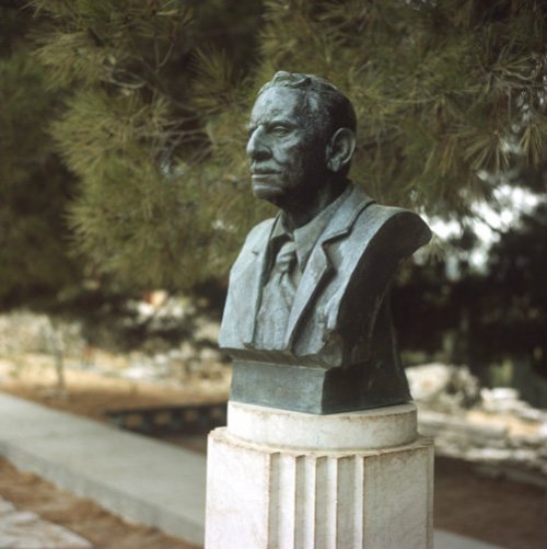 O busto de Arthur Evans em Heraclião.