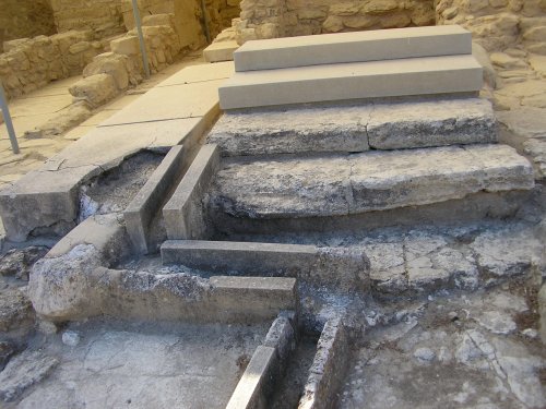 Detalhes do sistema de drenagem do palácio de Cnossos.