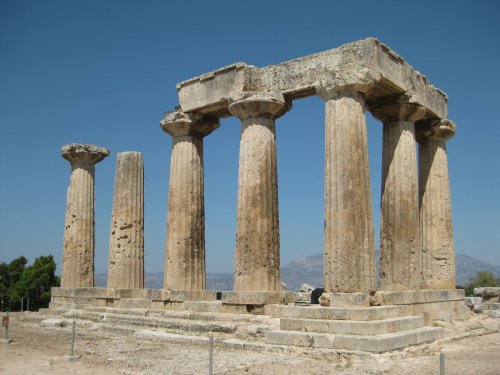Templo dórico de Apolo em Corinto.