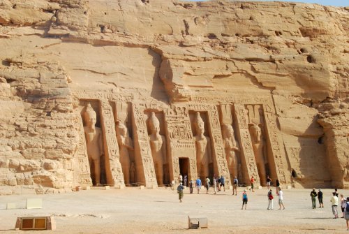 O templo funerário de Abu Simbel apresenta estátuas do faraó Ramsés II ao lado de sua rainha Nefertari.