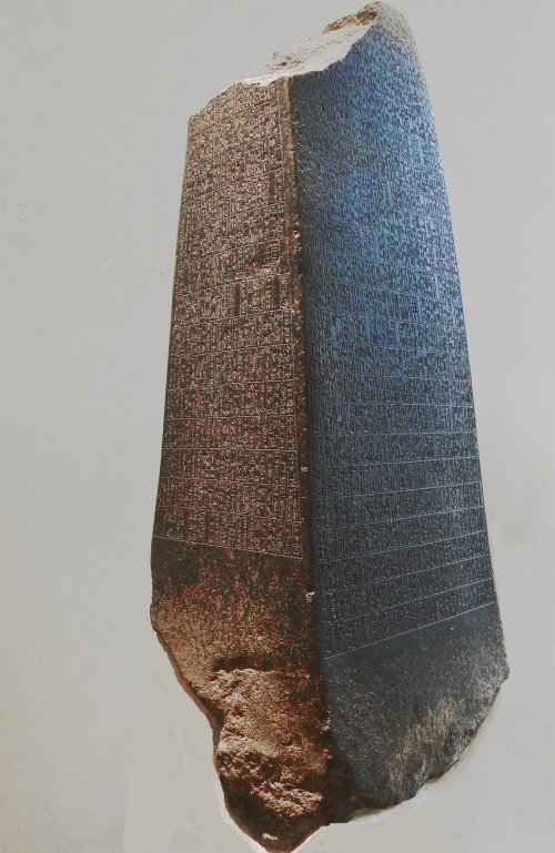 O obelisco de Manishtusu. Museu do Louvre. N° Sb 20