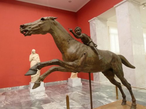 Estátua de bronze grega no Museu da Ágora de Atenas.
