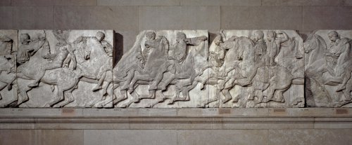 Alguns dos frisos do Partenon de Atenas, em exposição no Museu Britânico. Esses frisos eram originalmente pintados em cores vivas.