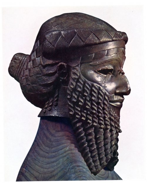Cabeça de cobre, provavelmente retratava Sargão I. 2250-2200 a.C. Museu Nacional do Iraque.