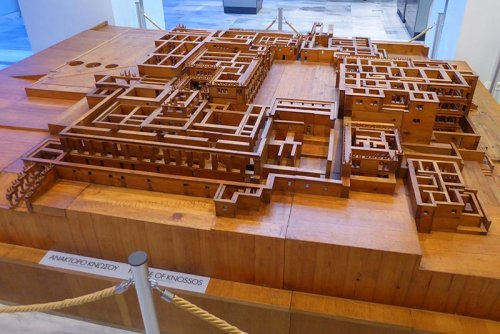 Maquete do Palácio de Cnossos. Esse modelo é feito de madeira, mas o palácio de Cnossos era de alvenaria. Museu Arqueológico de Heraclião, Creta.