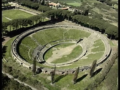 As ruínas do anfiteatro de Pompéia vistas de cima. Observe como a construção se aproveitou do relevo para a construção das arquibancadas.