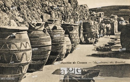 Alguns dos muitos vasos de cerâmica encontrados por Arthur Evans durante as escavações em Cnossos, por volta de 1900. Usados para armazenamento de grãos, óleos e líquidos.