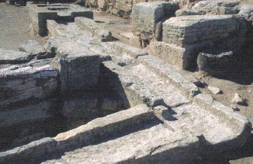 Detalhes do sistema de drenagem do palácio de Cnossos.