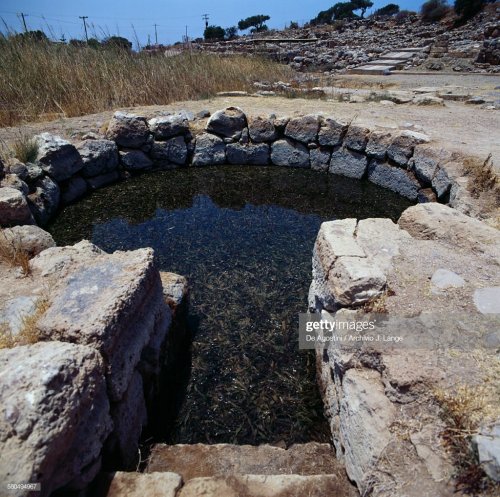 Piscina ou cisterna do palácio de Zacros.