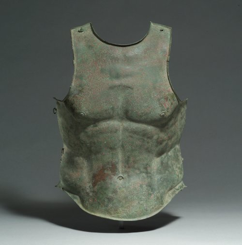 Couraça de bronze do século 4 a.C. Ática. MET. N° 1992.180.3