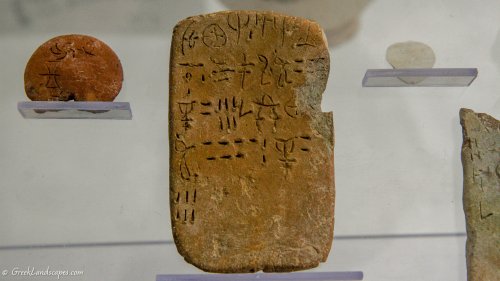 Tabletes com a escrita Linear A. Museu Arqueológico de Sitia, Creta.