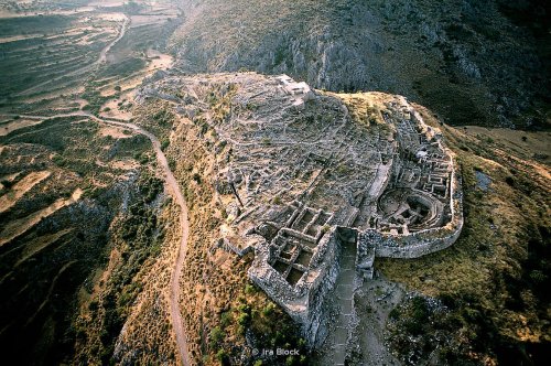As ruínas da antiga cidade de Micenas vistas de cima.
