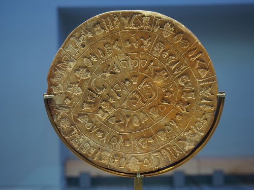 O Disco de Faesto. Esse objeto encontrado nas ruínas do Palácio de Faesto apresenta uma escrita pictográfica que até hoje não foi decifrada. Museu Arqueológico de Heraclião, Creta.