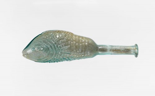 Garrafa de vidro em forma de peixe. 24 centímetros. Século 1 e 2 d.C. MET. N° 17.194.251