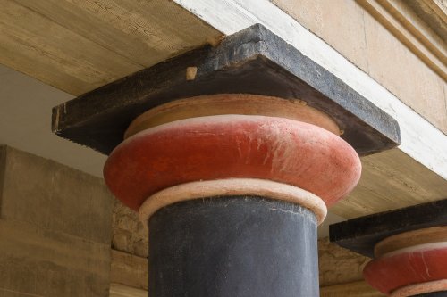 Detalhe de um capitel do palácio de Cnossos. Sala do Trono. Via Wikimedia Commons.