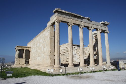 O Erectéion, um templo com padrões da arquitetura jônica na Acrópolis de Atenas.