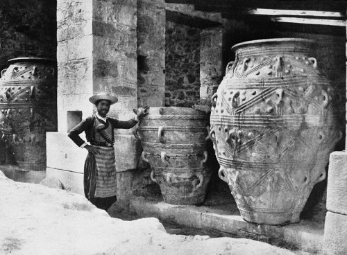 Vasos de cerâmica gigantescos encontrados no palácio de Cnossos. Via Wikimedia Commons.