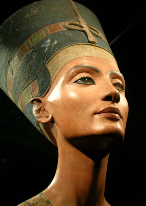 O famoso busto da rainha Nefertiti. Museu de Berlim.