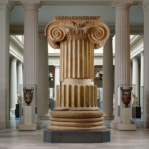 Coluna jônica do templo de Ártemis em Sardis. MET. N° 26.59.1