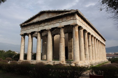 O templo de Hefésto em Atenas segue o padrão da ordem dórica.