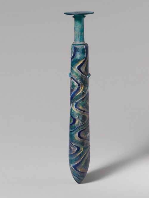 Vaso de perfume em vidro colorido. 18 cm de altura. Século 1 a.C. MET. N° 17.194.286a, b