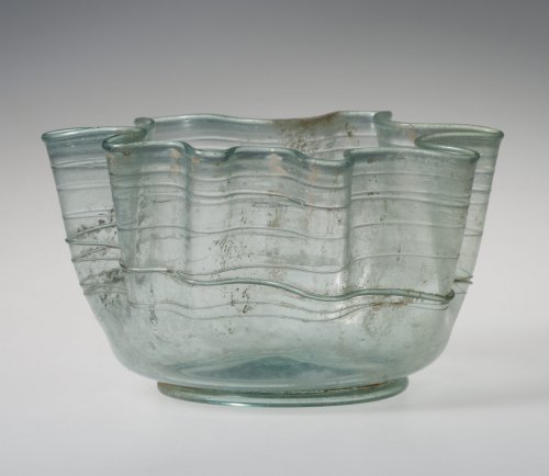 Tigela de vidro romana com borda ondulada. Século 3-4 d.C. MET. N° 17.194.314