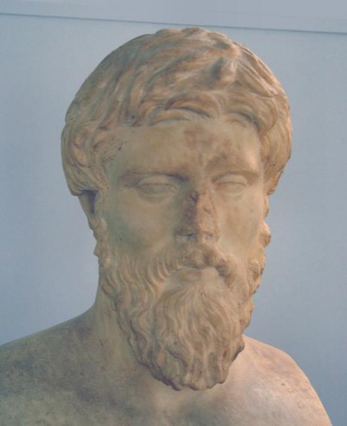 Busto que acredita-se representar o historiador e biográfo grego Plutarco. Descoberto no Templo de Apolo em Delfos. Museu Arqueológico de Delfos.