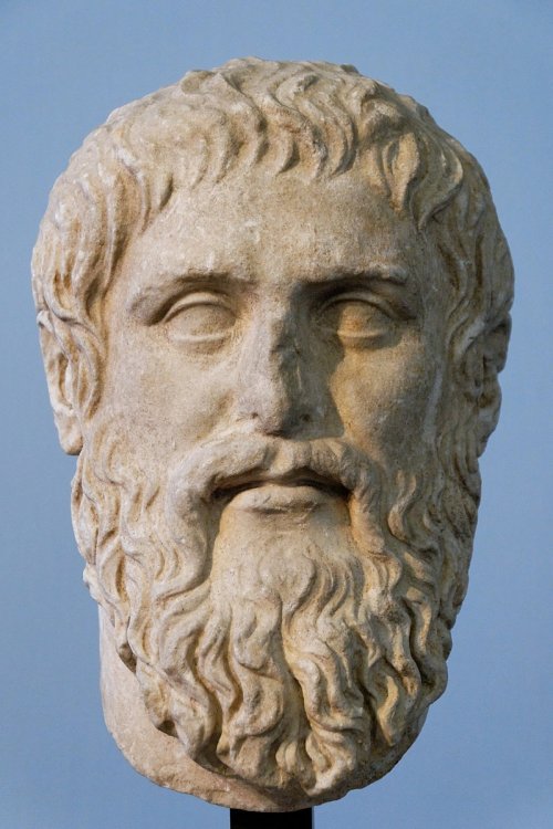 Cópia de um retrato de Platão feito por Silanion por volta de 370 a.C. na Academia de Atenas. Museus Capitolinos. Via Wikimedia Commons.
