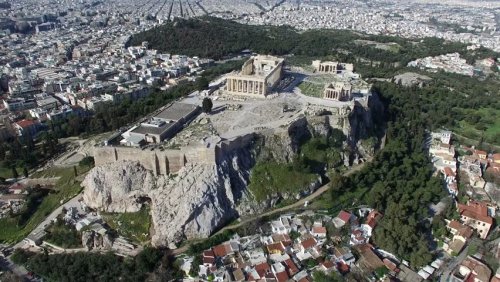 As ruínas do Partenon em destaque no centro da Acrópolis de Atenas.