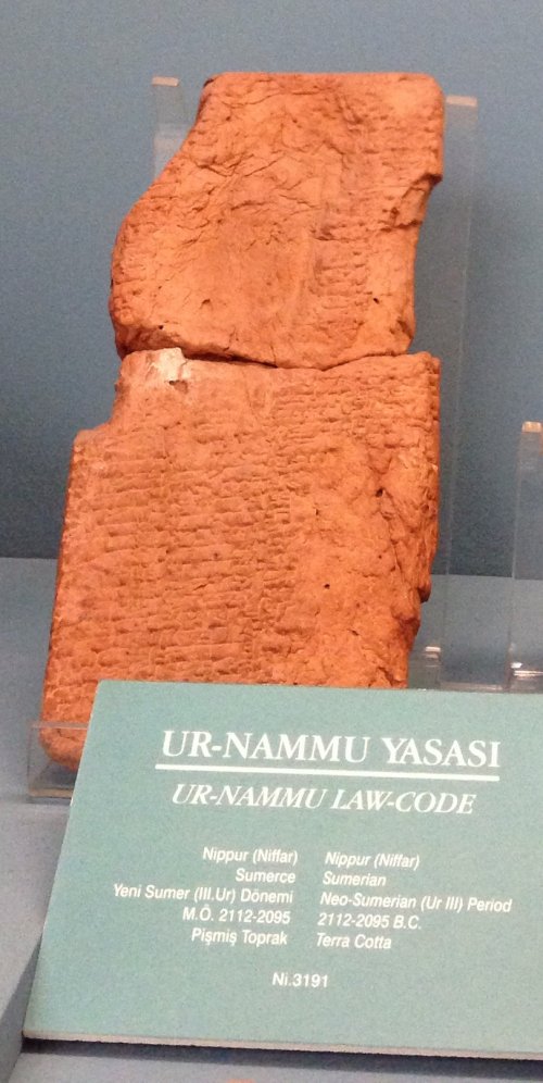 Tabletes com as leis de Ur-Nammu. Museu Arqueológico de Istambul. Via Wikimedia Commons.