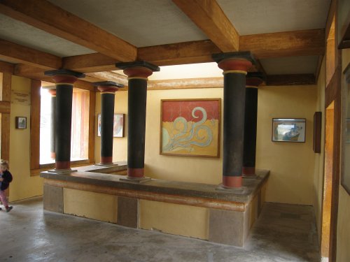 Toras transversais que sustentam o teto do palácio de Cnossos.