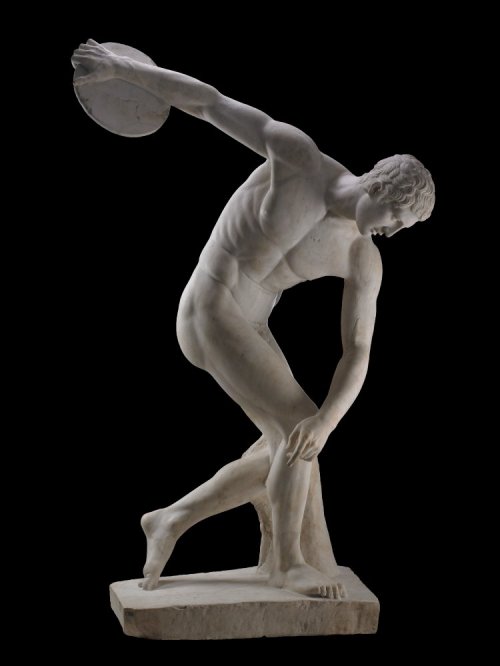 Essa famosa estátua grega chamada Discóbolo, do artista Míron, é uma cópia romana. O original não sobreviveu. Museu Britânico.
