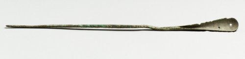 Instrumento médico cipriota. A extremidade afiada da sonda de ouvido era usada para instilar líquidos no ouvido. Uma grande bola de lã saturada com o medicamento líquido era colocada dentro da sonda. Ao apertar a lã, o líquido era direcionado para baixo pelo eixo do instrumento e para dentro do ouvido. MET. 74.51.5491.