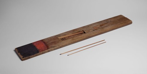 Equipamento de escrita de escriba egípcio datado de 1045-992 a.C. MET. N° 47.123a–g