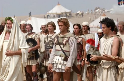 Alexandre em primeiro plano, ao fundo Parmênion e seu filho Filotas. Cena do filme de 2005.